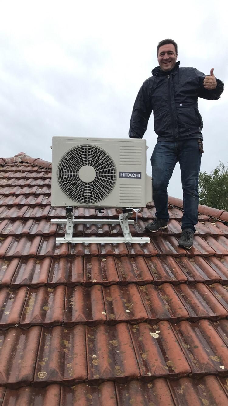Mathieu Maurin, fondateur Easy Calo, sur un chantier d'installation de pompe à chaleur à Balan